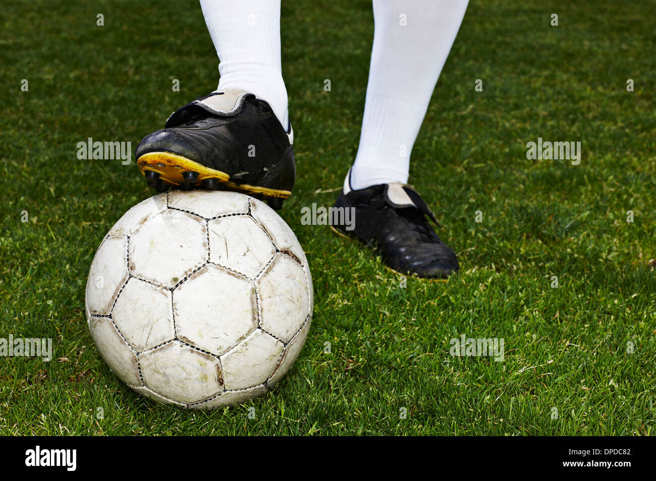 Les jambes d'un joueur de football, close-up Banque D'Images