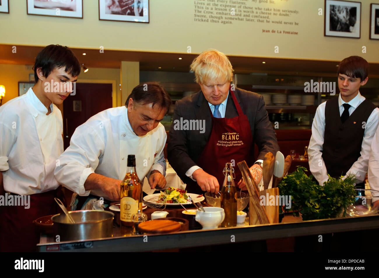 Photo pour le Maire de Londres, Boris Johnson, avec le chef Raymond Blanc Banque D'Images