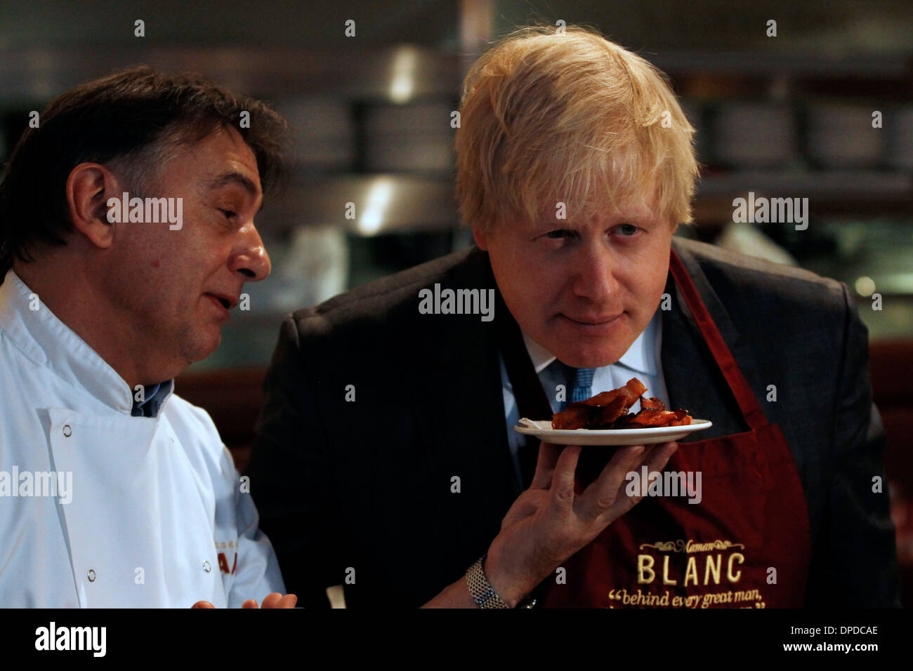 Photo pour le Maire de Londres, Boris Johnson, avec le chef Raymond Blanc Banque D'Images
