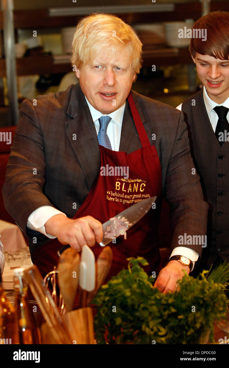 Photo pour le Maire de Londres, Boris Johnson, avec le chef Raymond Blanc Banque D'Images