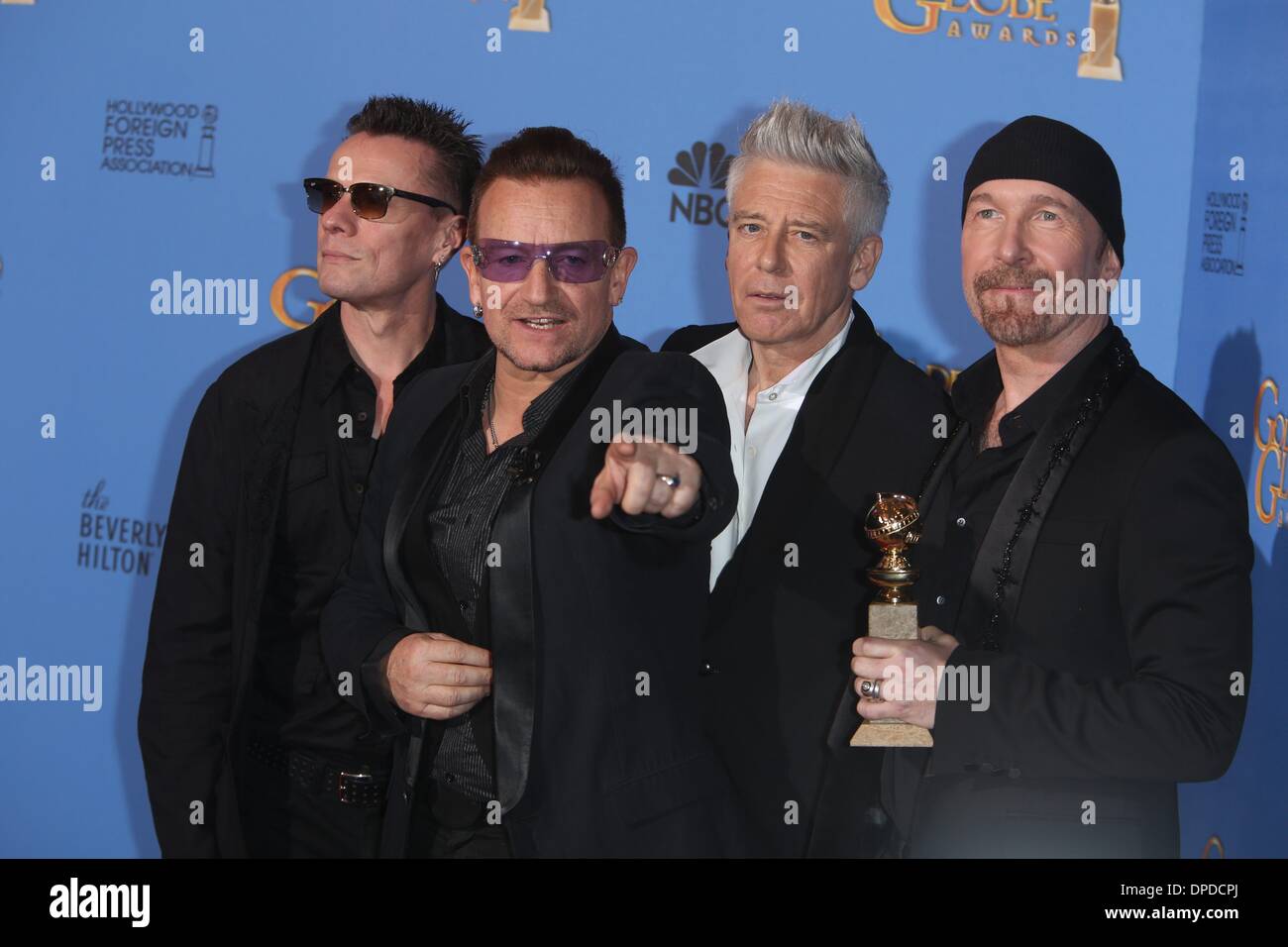 Los Angeles, Californie, USA. 12 janvier 2014. Larry Mullen Jr. (l-r), Bono, Adam Clayton et The Edge de U2 de poser dans la salle de presse de la 71e Golden Globe Awards annuels aka Golden Globes à l'hôtel Beverly Hilton à Los Angeles, USA, le 12 janvier 2014. Photo : Hubert Boesl/dpa/Alamy Live News Banque D'Images