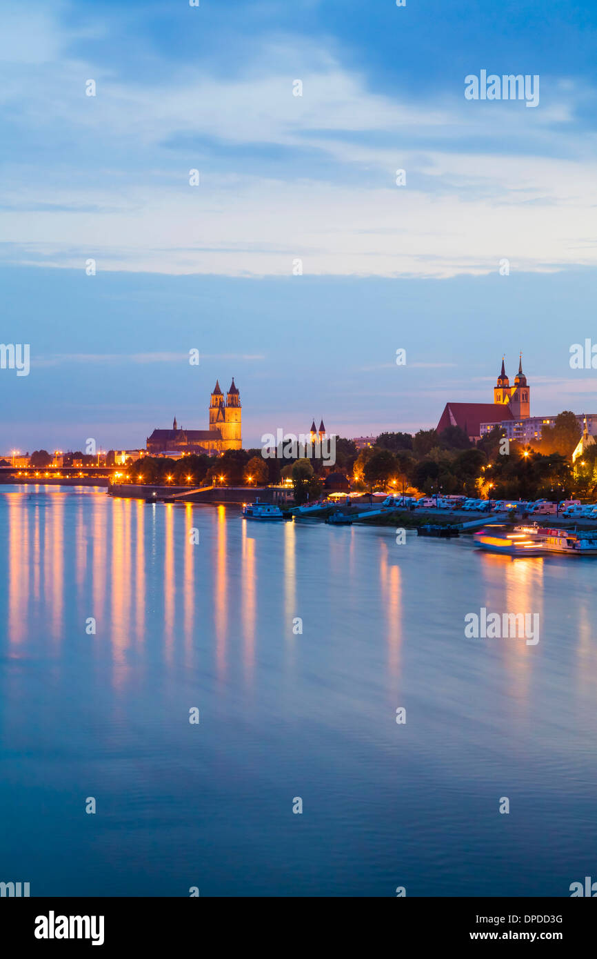 Allemagne (Saxe-Anhalt), Magdeburg, paysage urbain avec l'Elbe au crépuscule Banque D'Images