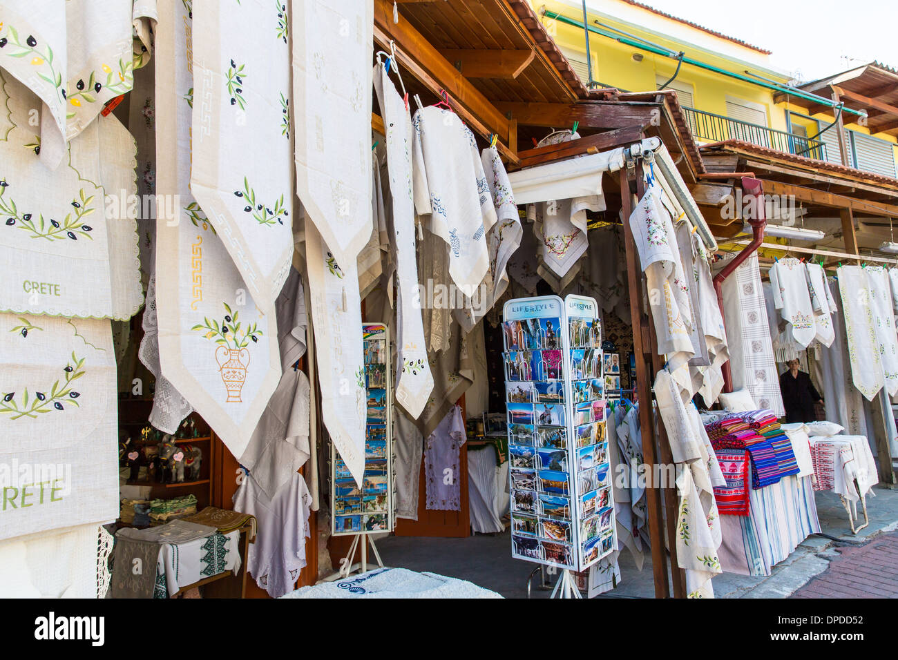 Les textiles traditionnels sur un tissu coloré, fait main, de souvenirs en Grèce, crite Banque D'Images