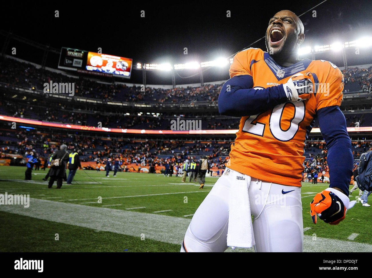 12 janvier 2014 - Denver, CO, USA - Denver Broncos Mike Adams sécurité célèbre après avoir battu les Chargers de San Diego 24-17 dans l'AFC divisional playoffs à Denver le Dimanche, Janvier 12, 2014. Banque D'Images