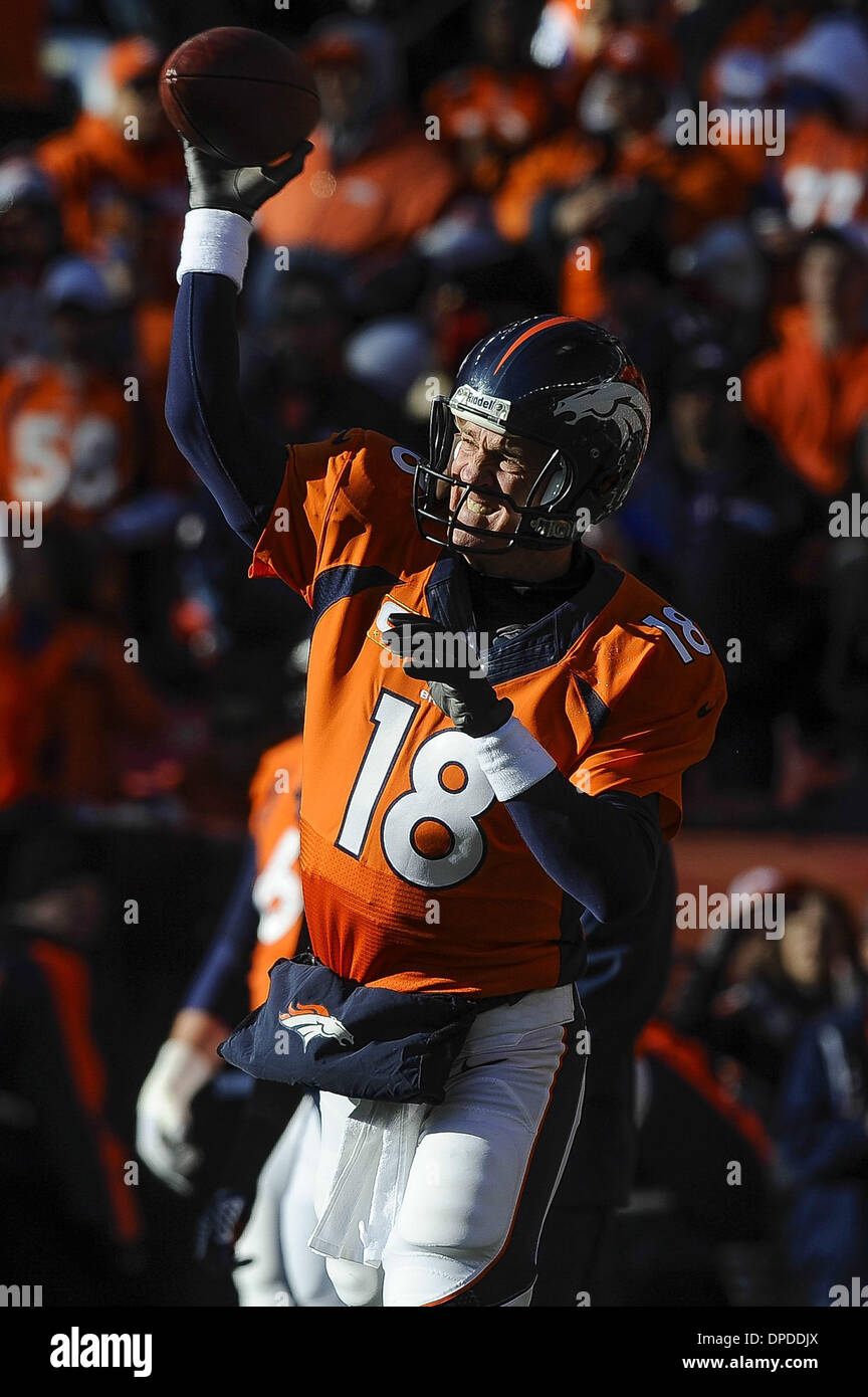 Denver, Etats-Unis. 12Th Jan, 2014. Denver Broncos quarterback Peyton Manning passe le ballon avant le début de l'AFC divisional playoffs contre les Chargers de San Diego, à Denver. © Plus Sport Action/Alamy Live News Banque D'Images