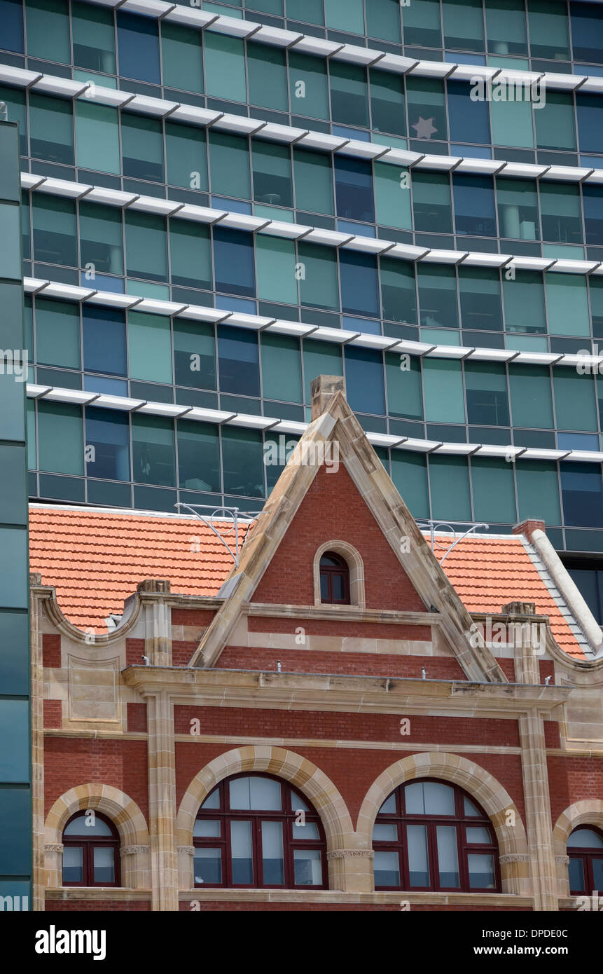 Un contraste dans de vieux bâtiments coloniaux et modernes dans la rue Wellington, Perth, Australie occidentale Banque D'Images
