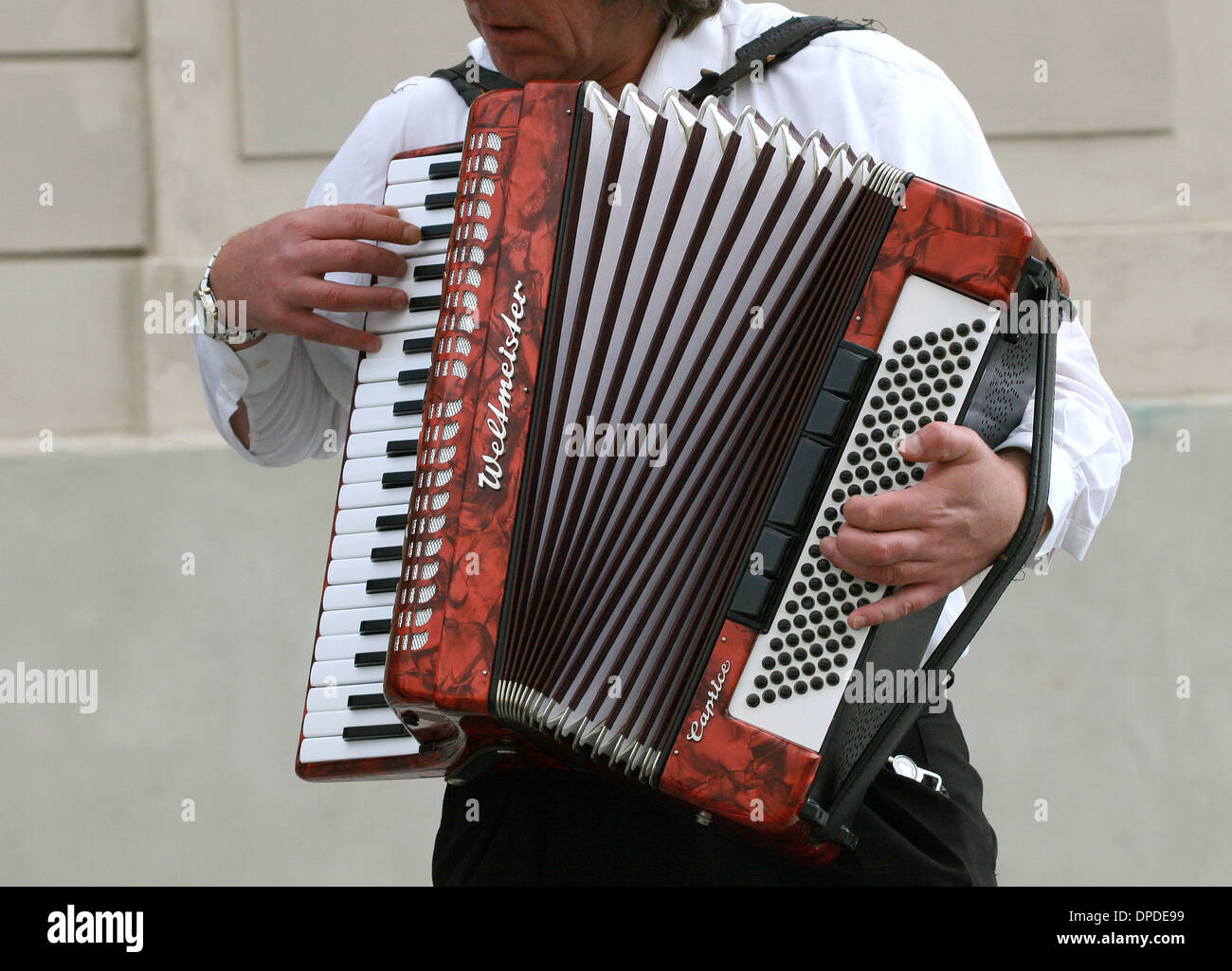 Joueur d'accordéon dans une rue du centre historique de Prague. République tchèque. Banque D'Images