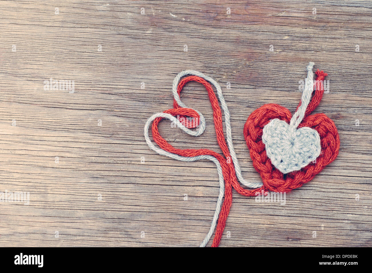 Coeurs de laine sur le vieux fond de bois Banque D'Images