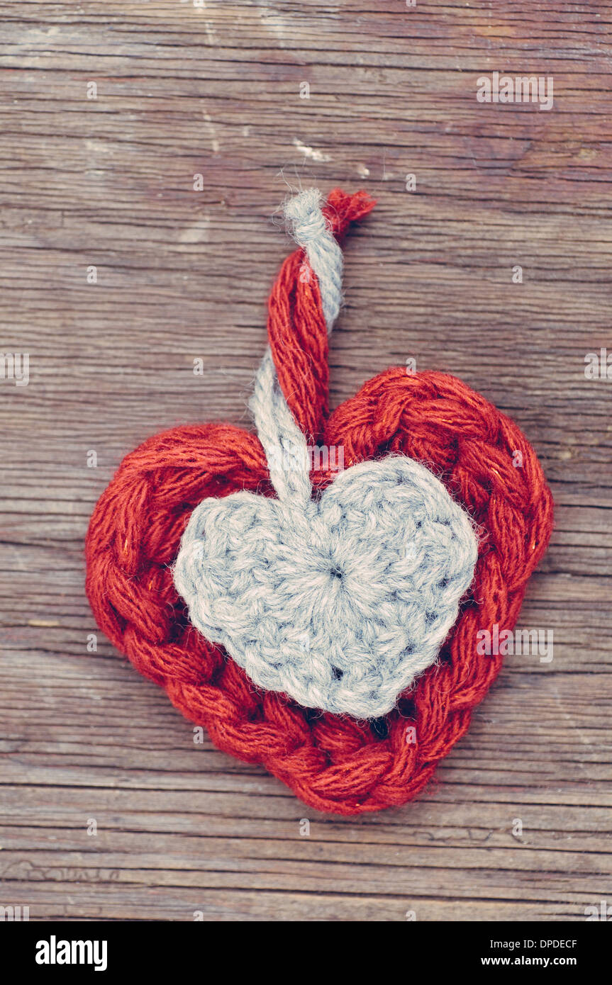 Coeurs de laine sur le vieux fond de bois Banque D'Images