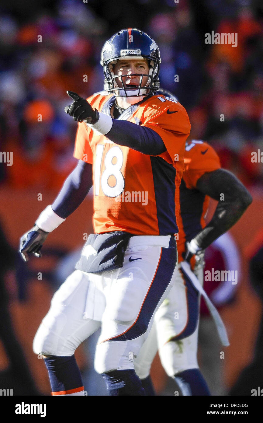 Denver, Etats-Unis. 12Th Jan, 2014. Denver Broncos quarterback Peyton Manning appelle une pièce au cours de l'AFC divisional playoffs contre les Chargers de San Diego à Denver le Dimanche, Janvier 12, 2014. Credit : Action Plus Sport/Alamy Live News Banque D'Images