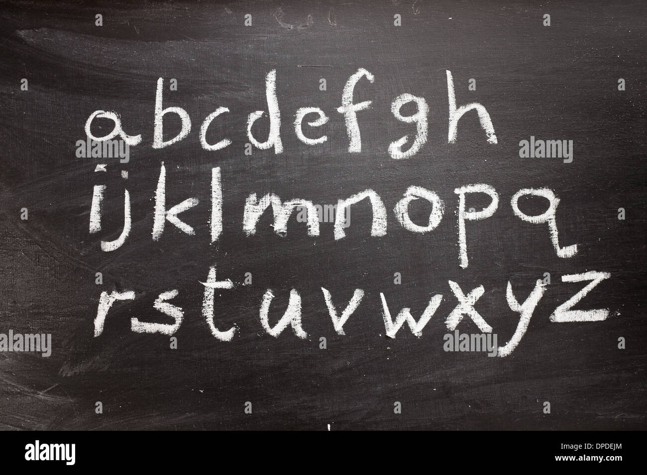 Les lettres manuscrites de l'alphabet écrit sur un tableau noir Banque D'Images