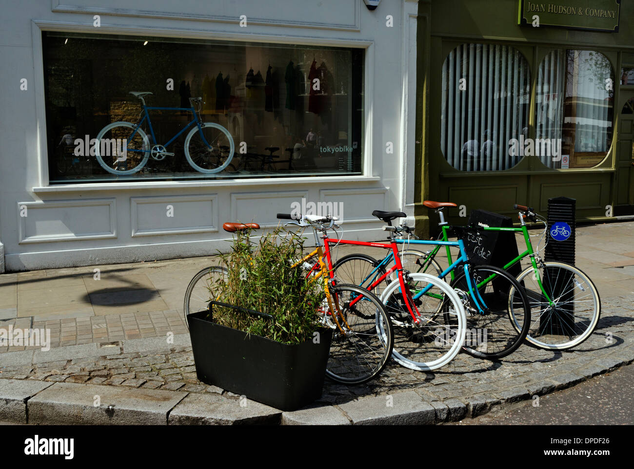 Une rangée de quatre vélos garés devant un magasin de vélo : Tokyobike, Shoreditch, East London UK Banque D'Images