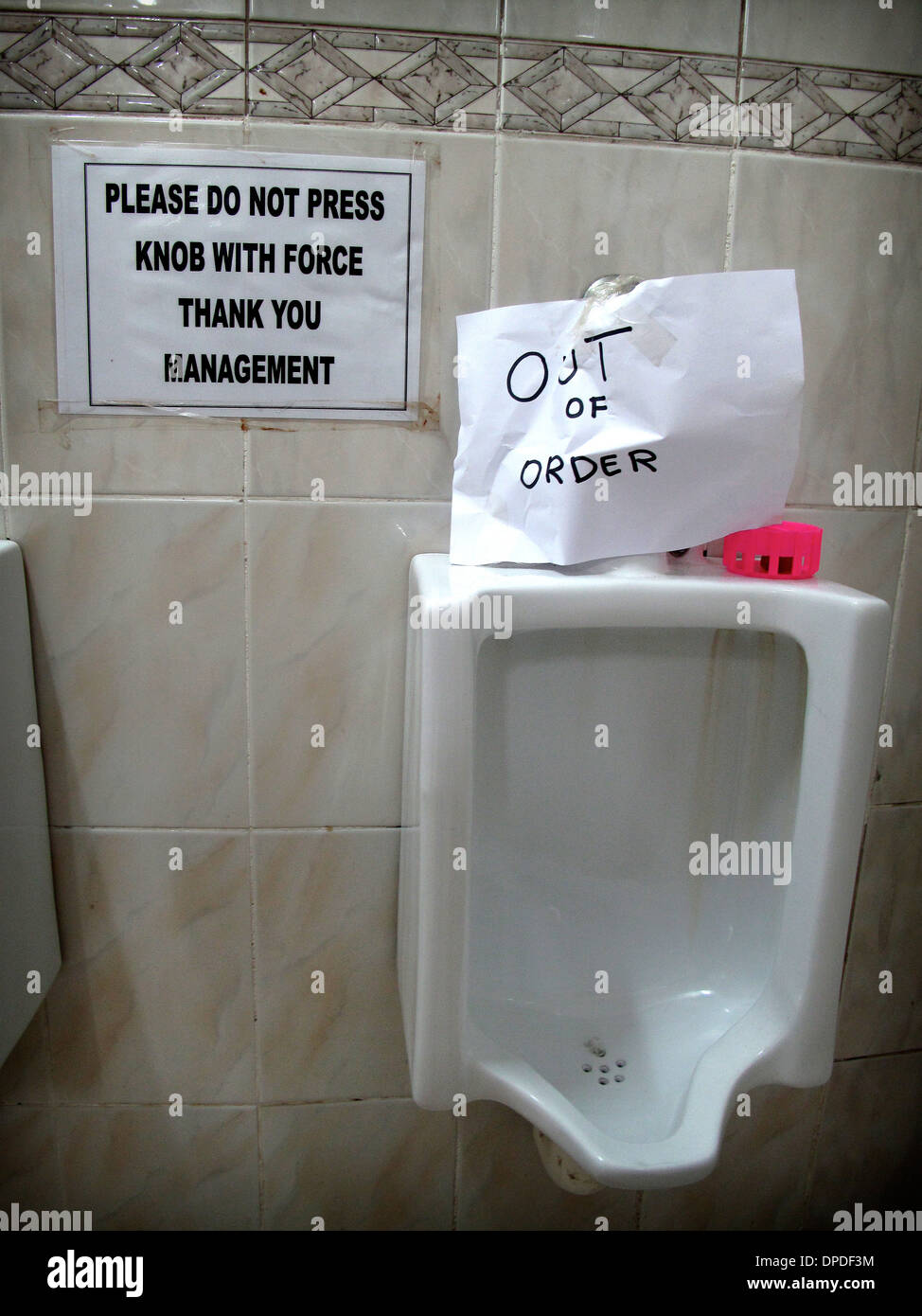 L'urinoir public à Accra, Ghana, avec signe d'humour Banque D'Images