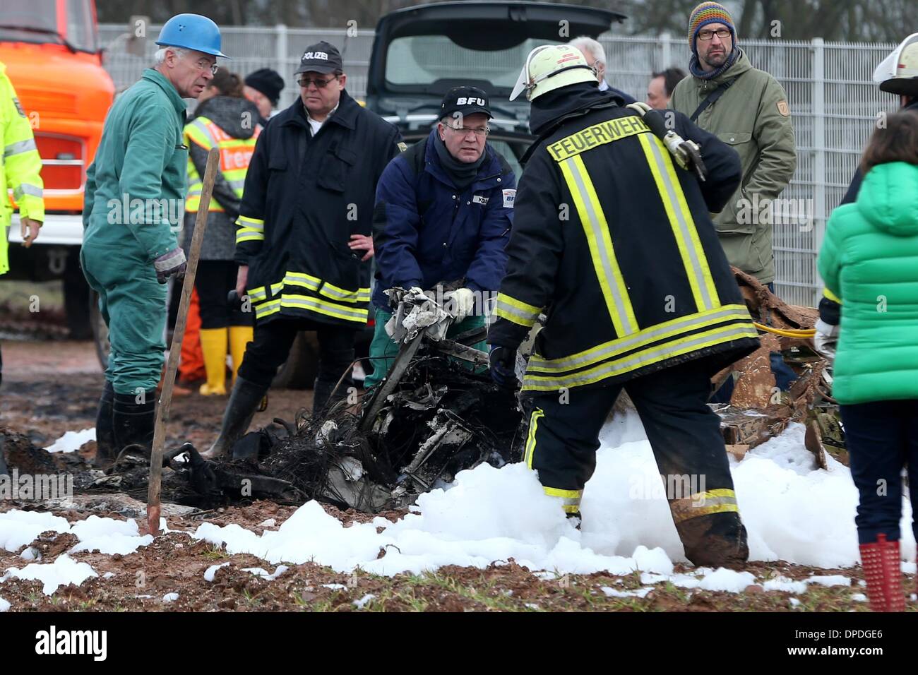 Rivenich, Allemagne. 13 Jan, 2014. Experts de l'Office fédéral allemand de l'Enquête sur les accidents d'aéronefs (BPA) examiner les pièces d'une épave d'avion sur le site où une entreprise moteur avion s'est écrasé près de Rivenich, Allemagne, 13 janvier 2014. L'avion doit atterrir à wa airstrip Foehren mais pris contact avec un pylône d'alimentation dans un brouillard épais. Les quatre passagers sont morts dans l'accident. Photo : THOMAS FREY/dpa/Alamy Live News Banque D'Images