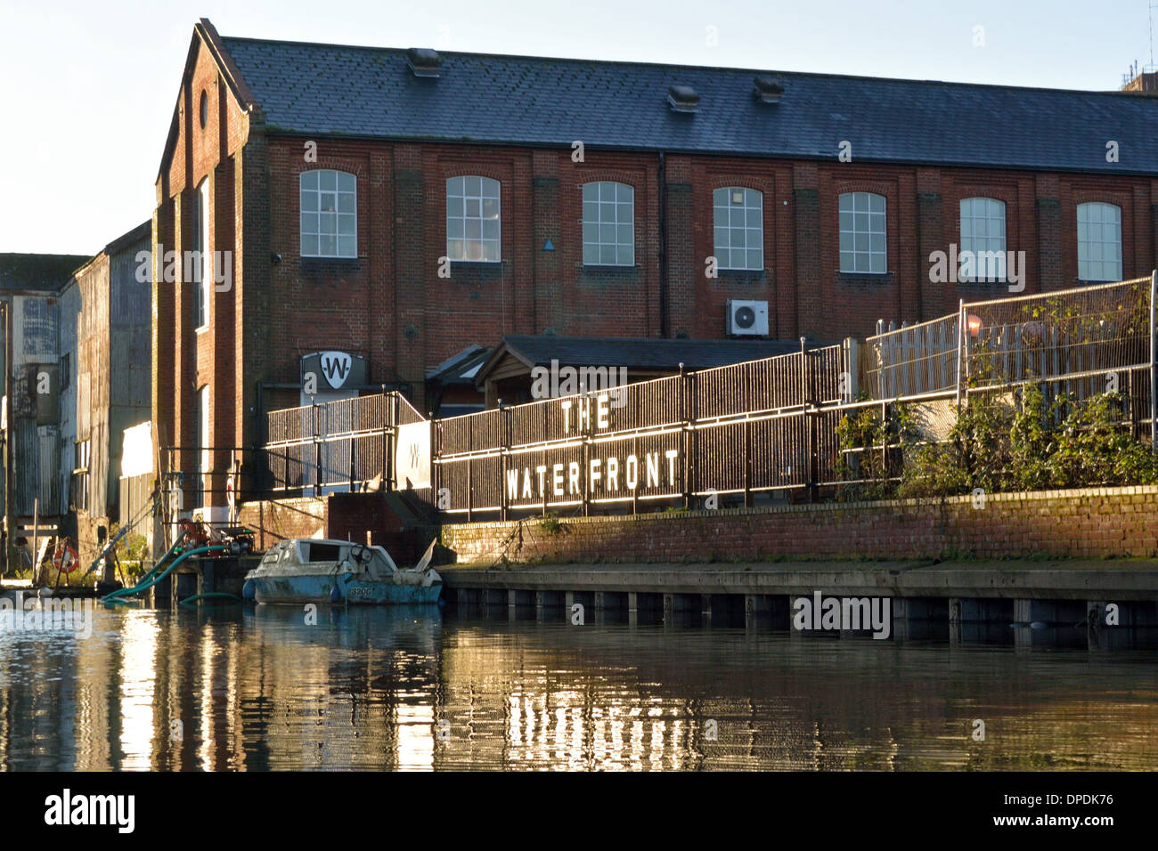 Le Front populaire, de la musique live lieu d'exposition à Norwich, situé dans une ancienne brasserie sur la rive de la rivière Wensum Banque D'Images