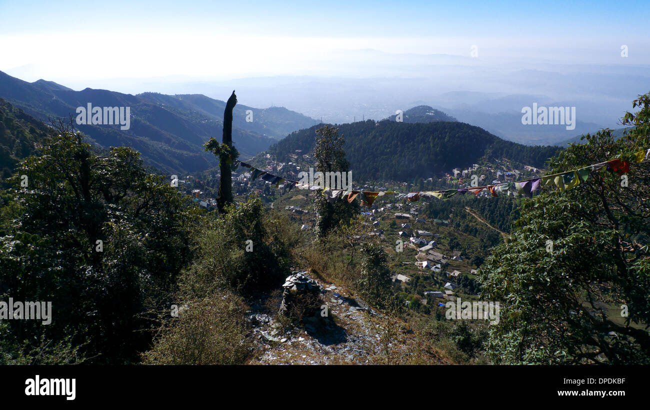 Dharamkot avec Dalai Lama Temple, au-delà de Triund-Gullu/chemin Galla, nr Mcleodganj, Pradedesh Hamichal, N. L'Inde. Banque D'Images