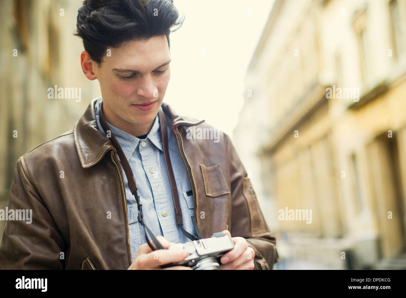 Young man holding camera Banque D'Images