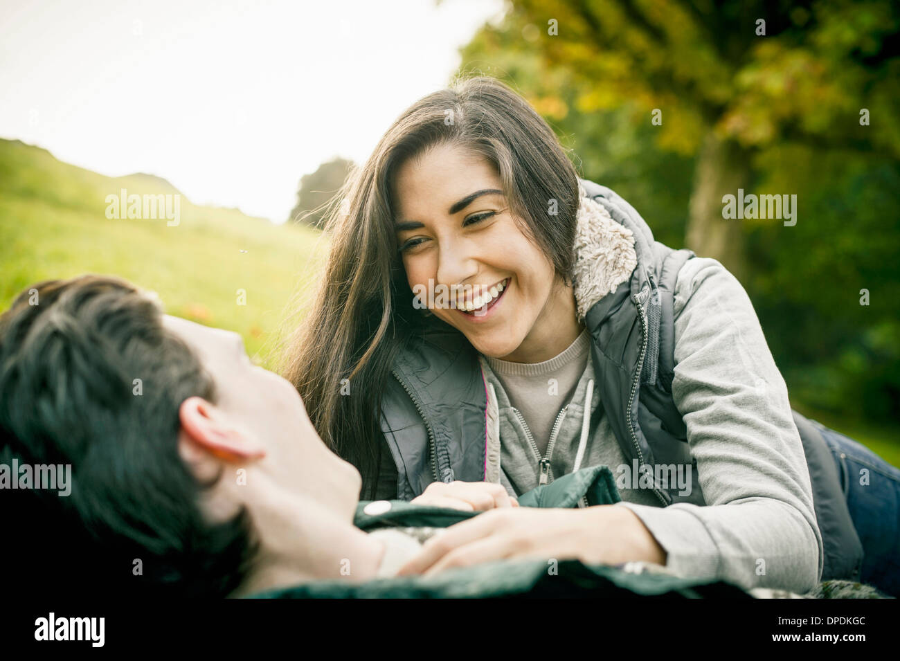 Young couple in park, laughing Banque D'Images