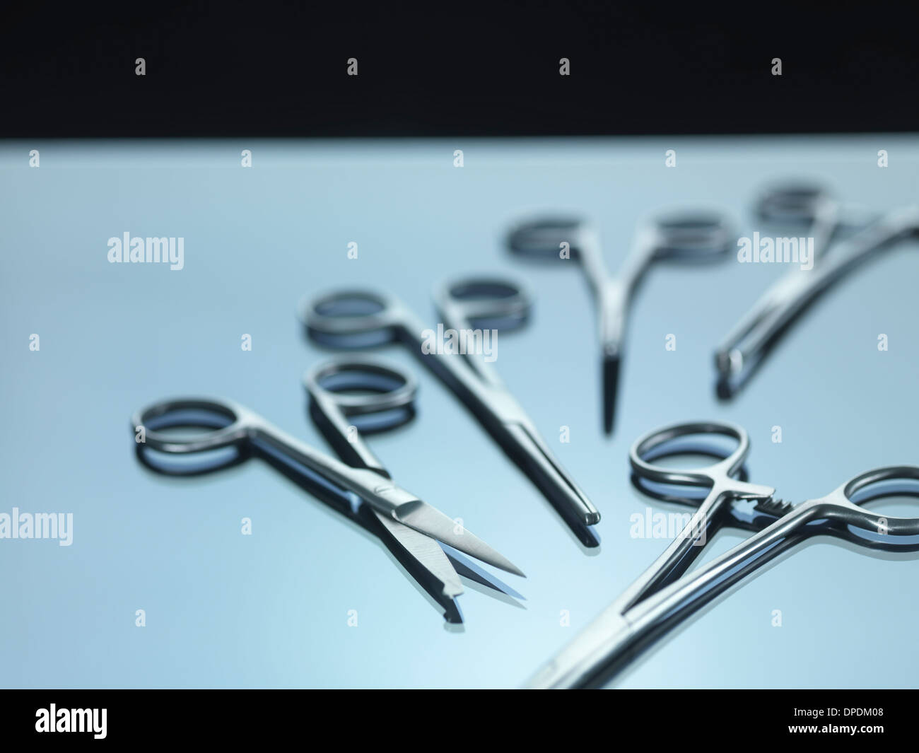 Le matériel chirurgical en attente d'utilisation dans une procédure chirurgicale Banque D'Images