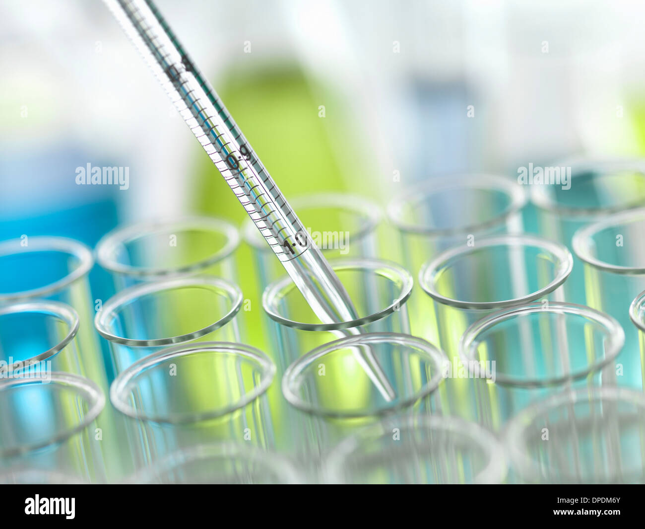 Une pipette graduée, soit inséré dans le tube de test Banque D'Images