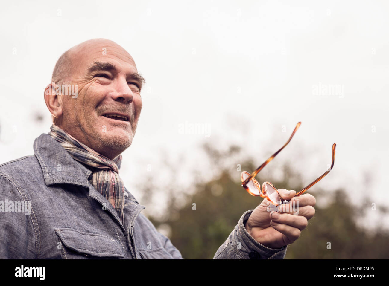 Senior man gesturing avec des lunettes Banque D'Images