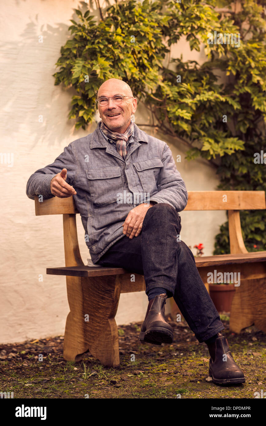 Senior man sitting on bench Banque D'Images