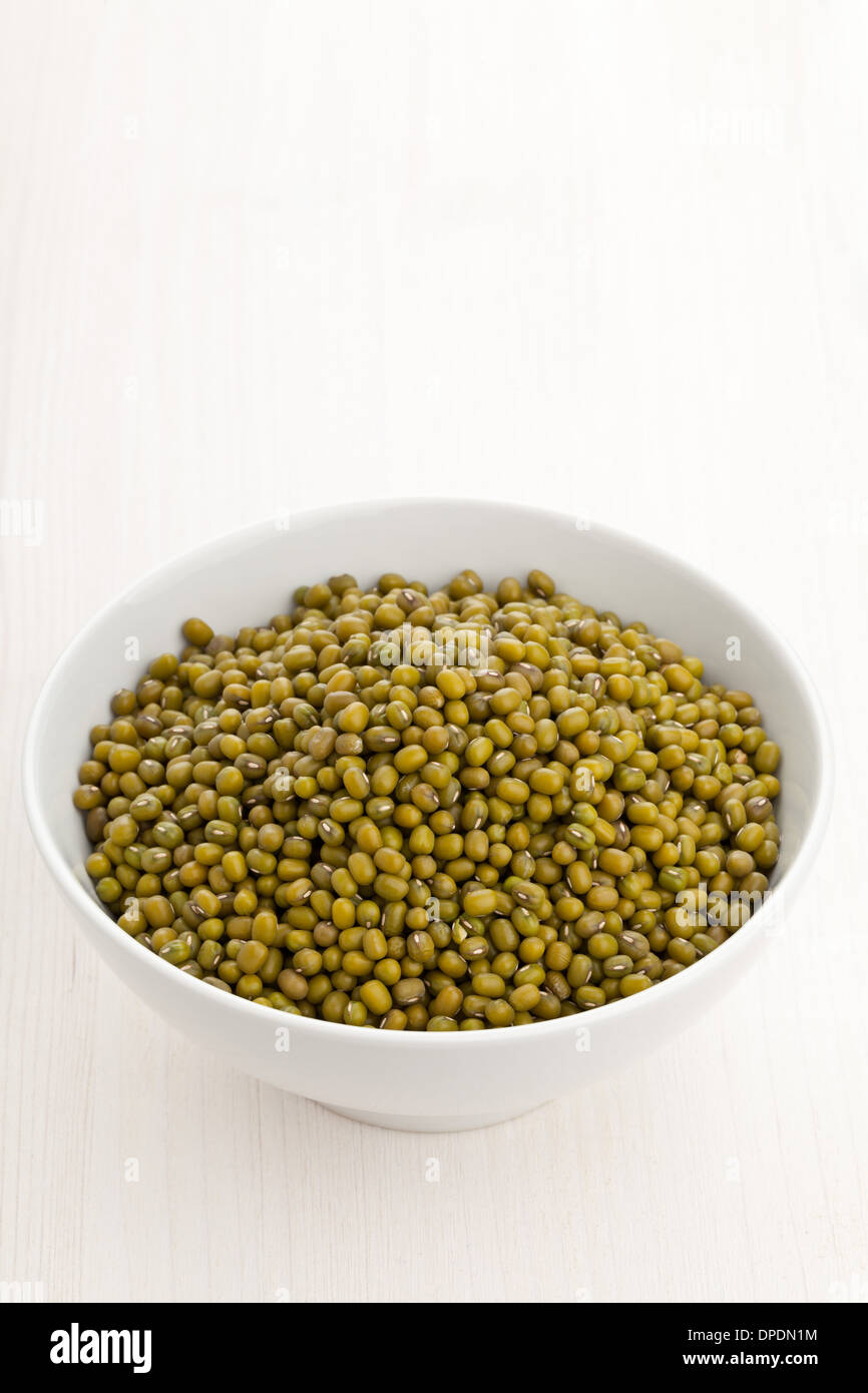 Cru Non Cuit Les Haricots Mungo Dans Bol Blanc Sur Fond De Bois