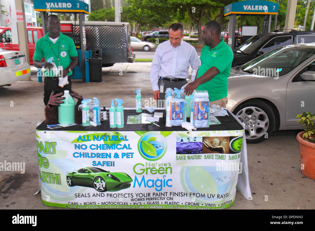 Miami Florida,station-service,essence,essence,essence,essence,noir homme hommes,vendeur,vente,explication,nature's Green Magic,produit d'étanchéité,protection UV rayons,voiture,au Banque D'Images