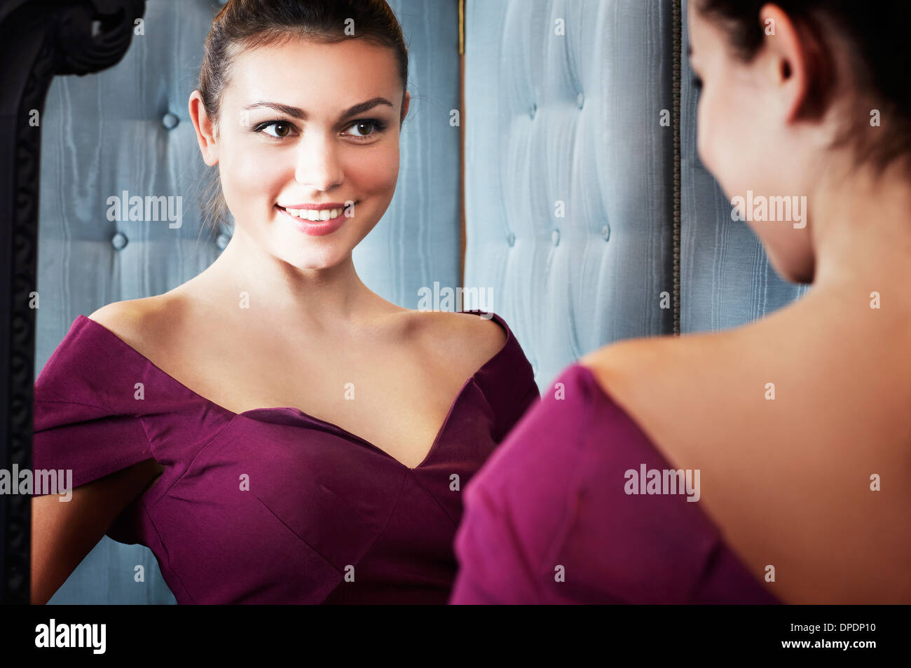 Young woman trying on dress Banque D'Images