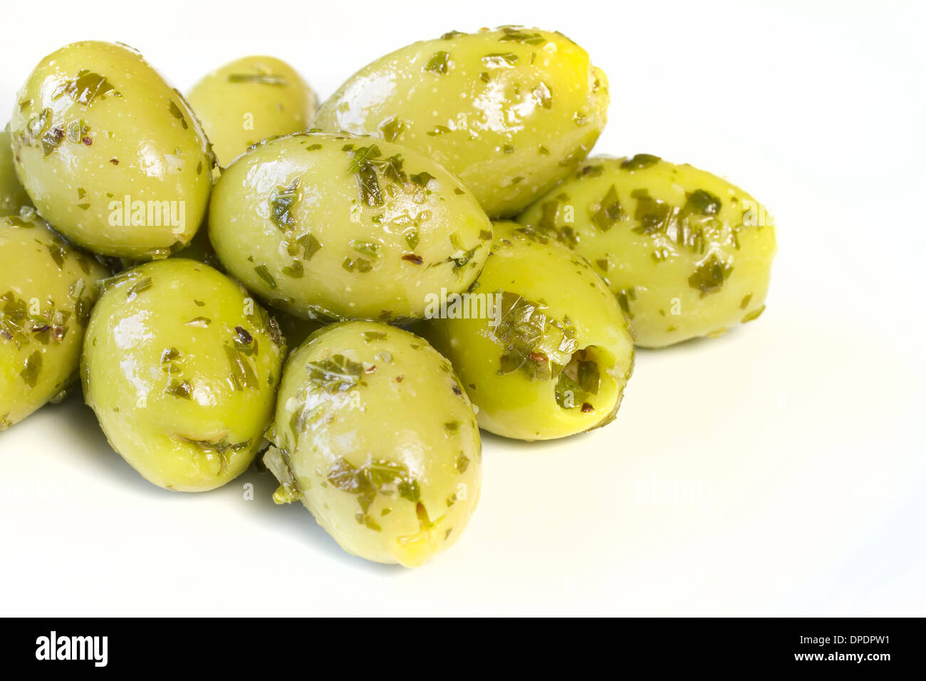 Olives vertes avec vinaigrette aux fines herbes Banque D'Images