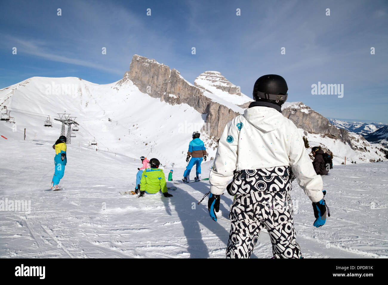 Les gens du ski dans les Alpes suisses, sur la Berneuse (2048 m) en direction de la Tour d'Ai (2331 m), Leysin, Vaud, Suisse Banque D'Images