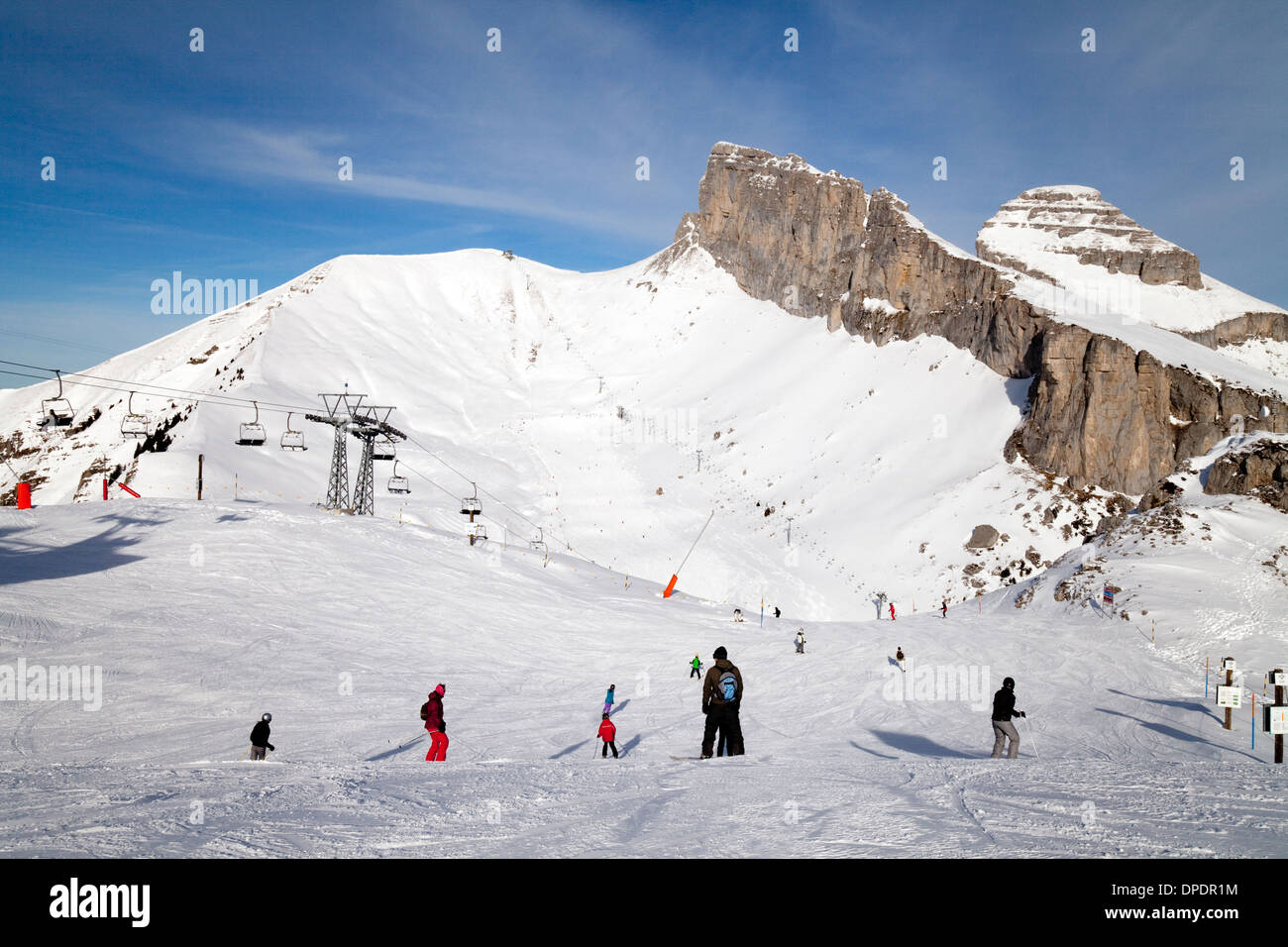 Ski alpin les Alpes Suisses, les skieurs sur la Berneuse à 2048m ski vers le pic de la Tour d'Ai à 2331m, Leysin, Suisse Europe Banque D'Images