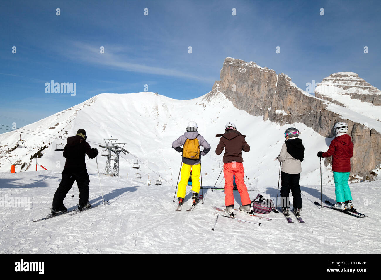 Ski alpin suisse, les skieurs en haut de la Berneuse (2048 m) en direction de La Tour D'Ai (2331m), Leysin, Alpes suisses, de l'Europe Banque D'Images