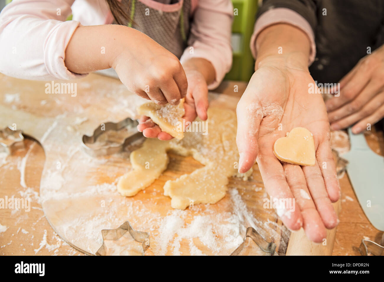 Mère et fille baking in kitchen Banque D'Images