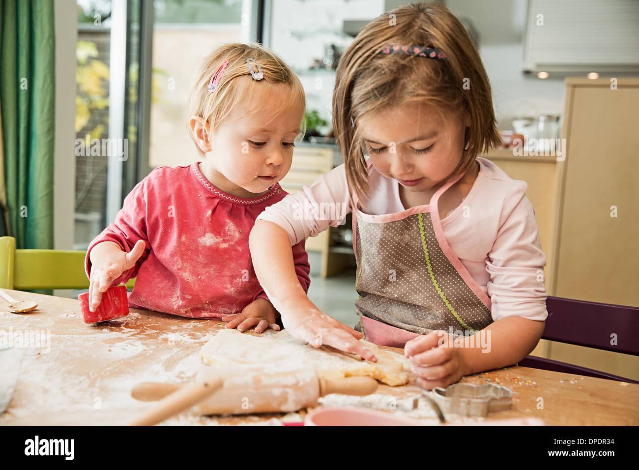 Enfants baking in kitchen Banque D'Images