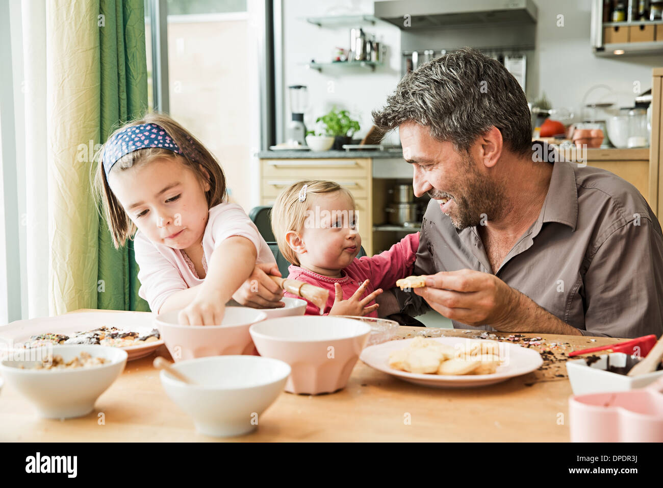 Le père et les enfants la cuisson dans la cuisine Banque D'Images Le père et les enfants la cuisson dans la cuisine Banque D'Images