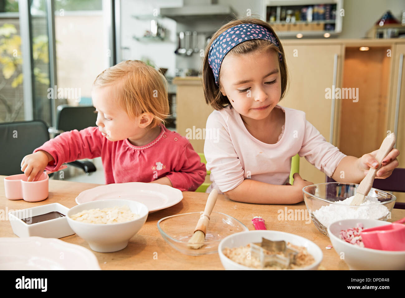 Enfants baking in kitchen Banque D'Images