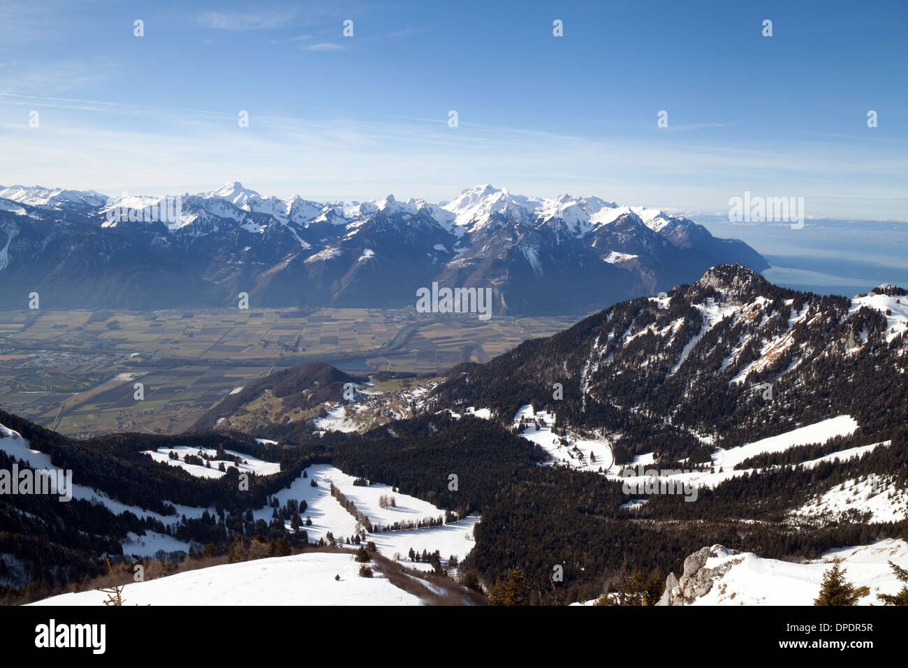 Paysage suisse, Alpes Suisses en hiver à la recherche de la Berneuse, Vaud, à travers la vallée du Rhône vers l'Italie et la France Banque D'Images
