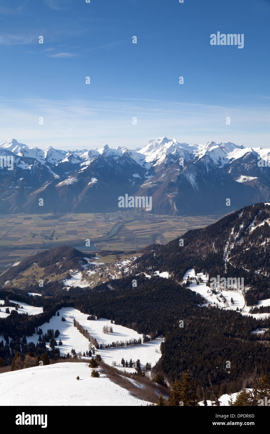La Suisse, Alpes suisses à la recherche de la Berneuse (2048 m), Leysin dans le canton de Vaud, à travers la vallée du Rhône pour le Valais et les Alpes Françaises Banque D'Images
