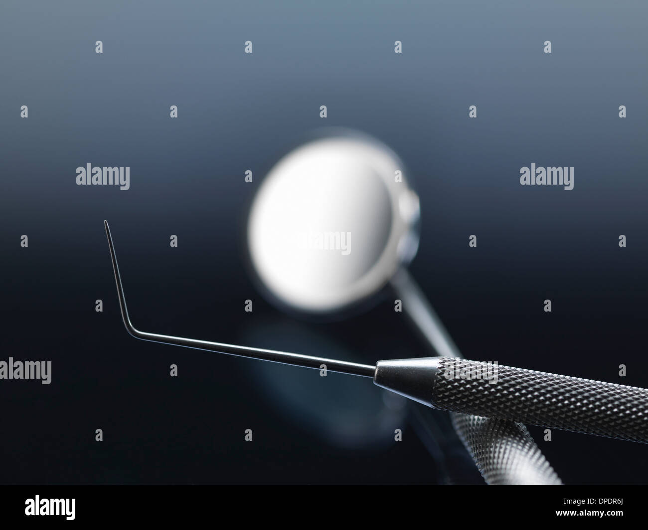 L'équipement dentaire. Pour vérifier l'intégrité des dents et d'enlever la plaque, et un miroir incliné pour l'affichage des dents Banque D'Images