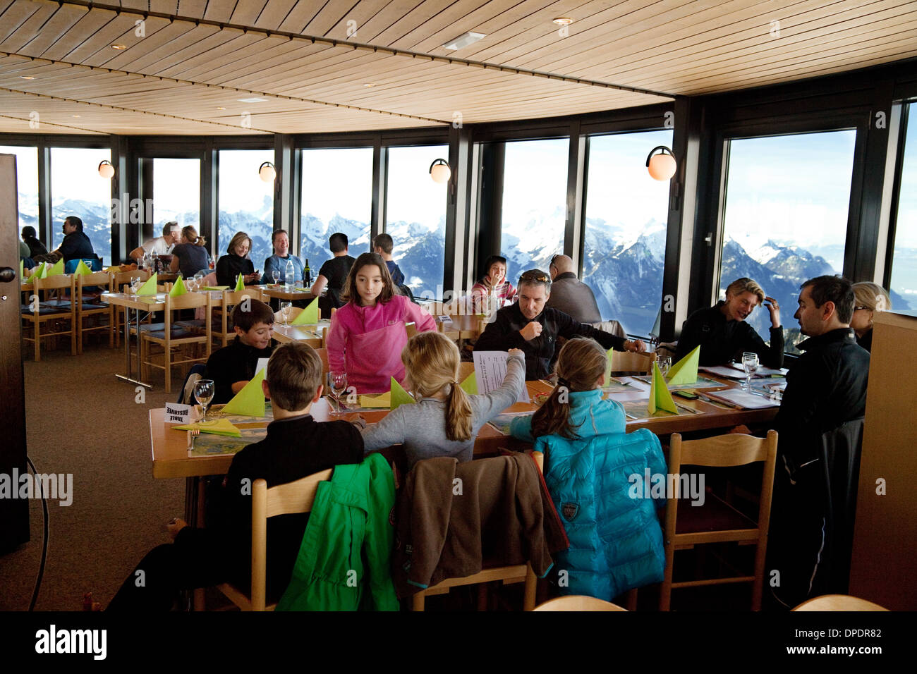 Intérieur de la tournant Kuklos restaurant ski au sommet de la Berneuse, Leysin, Vaud, Suisse Europe Banque D'Images