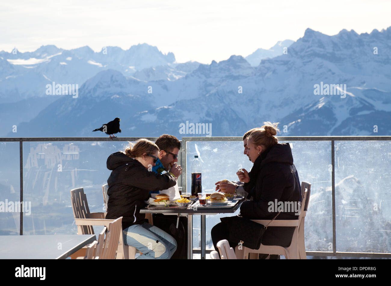 Les personnes mangeant à l'extérieur dans le restaurant Kuklos, la Berneuse, Leysin, Vaud, Suisse, Suisse, Europe Banque D'Images