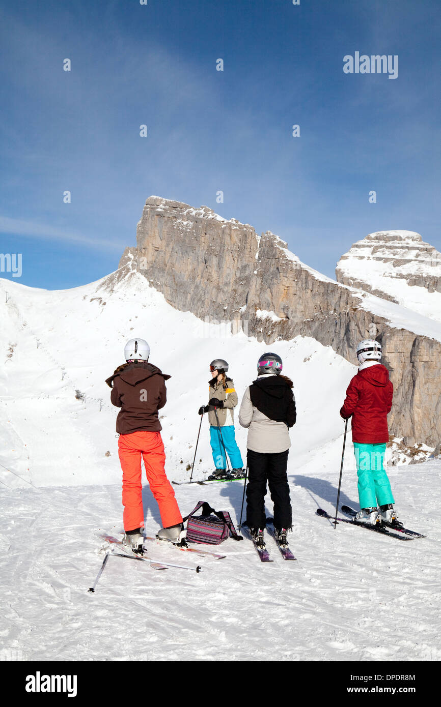 Ski alpin les Alpes Suisses, les skieurs sur la Berneuse à 2048m ski vers le pic de la Tour d'Ai à 2331m, Leysin, Suisse Europe Banque D'Images