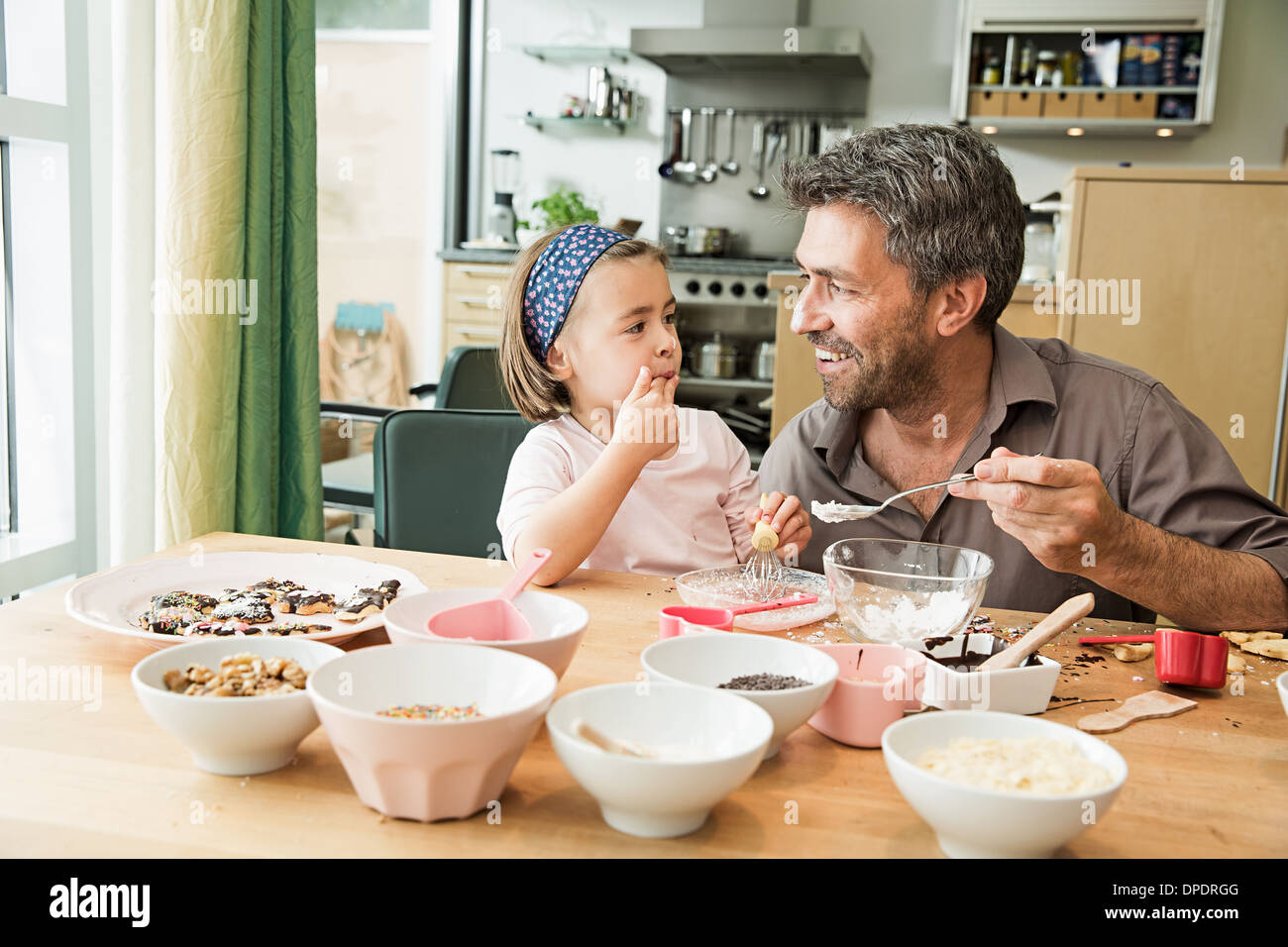 Père et fille la cuisson dans la cuisine Banque D'Images