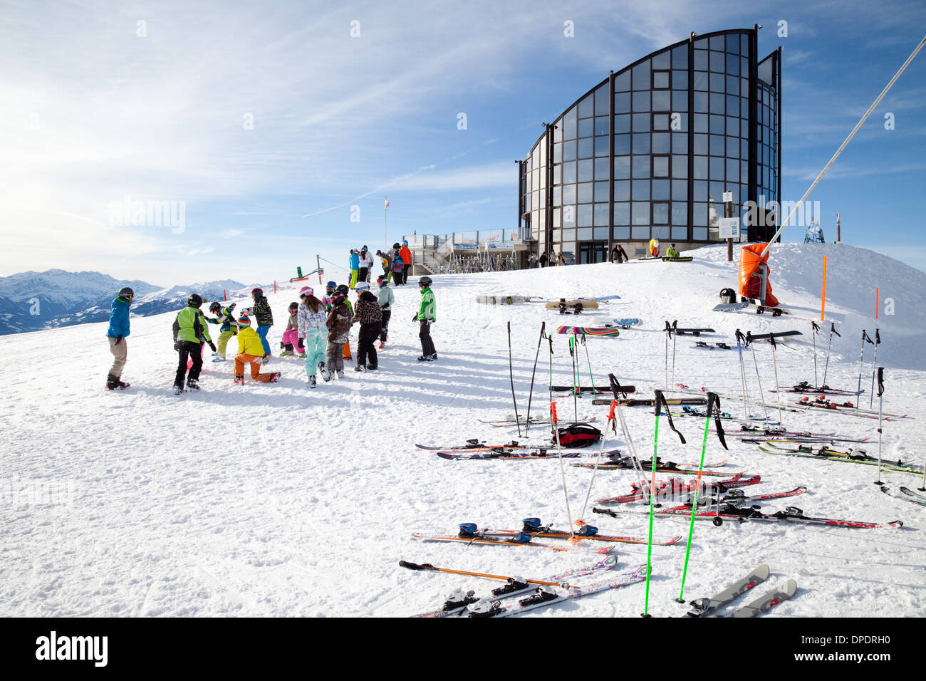 Le ski en haut de la Berneuse (2048 m), Leysin, et le restaurant tournant Kuklos, Leysin, Suisse Europe Banque D'Images