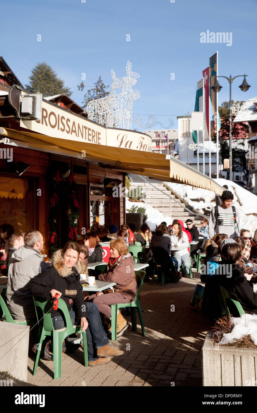 Les gens de prendre un verre dans un café, le village de Leysin, Vaud, Suisse Europe Banque D'Images