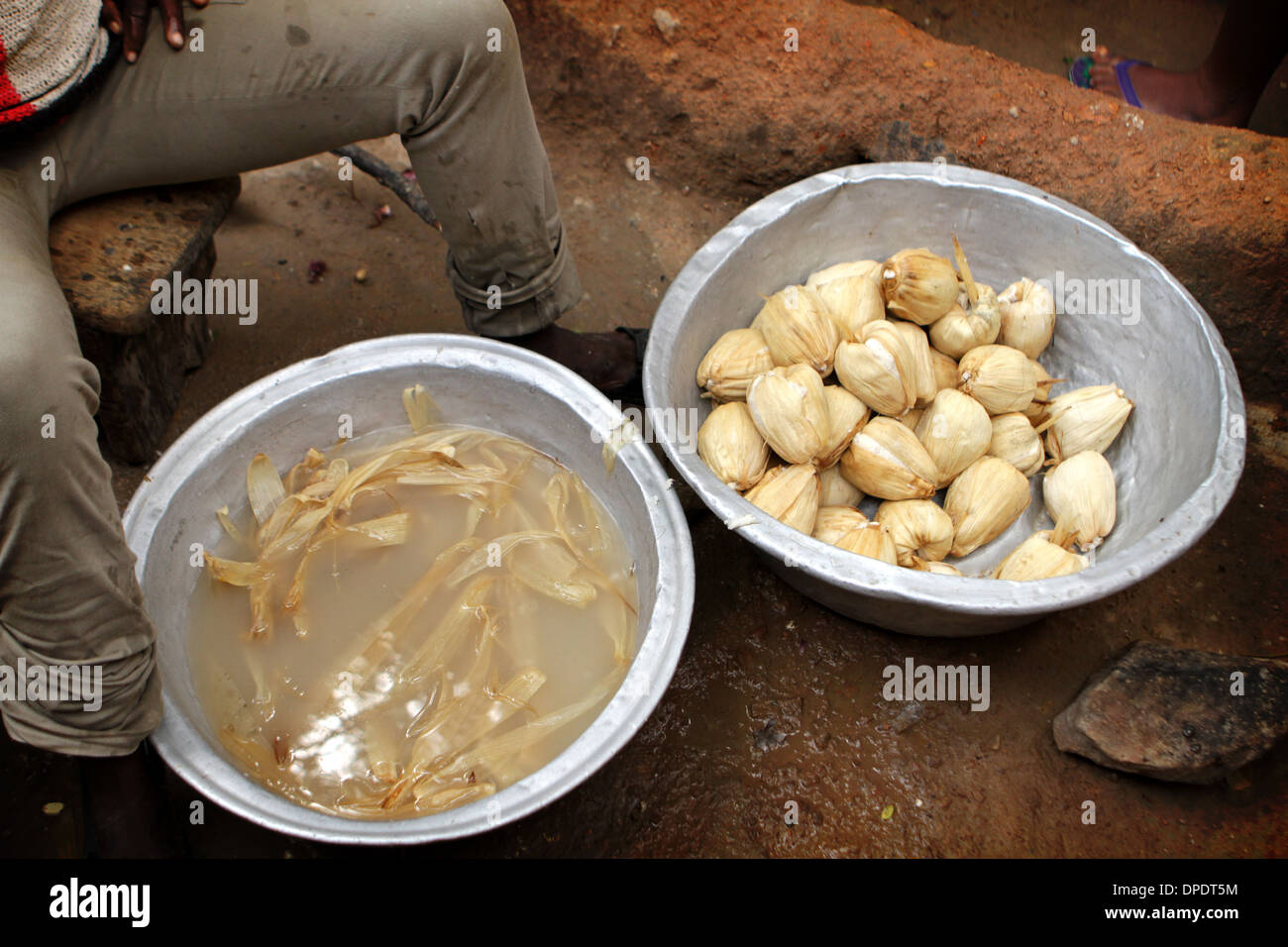 Aliments qui sont préparés pour la vente sur le marché, Accra, Ghana Banque D'Images