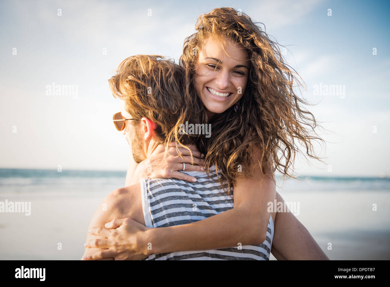 Jeune couple hugging in San Diego beach Banque D'Images