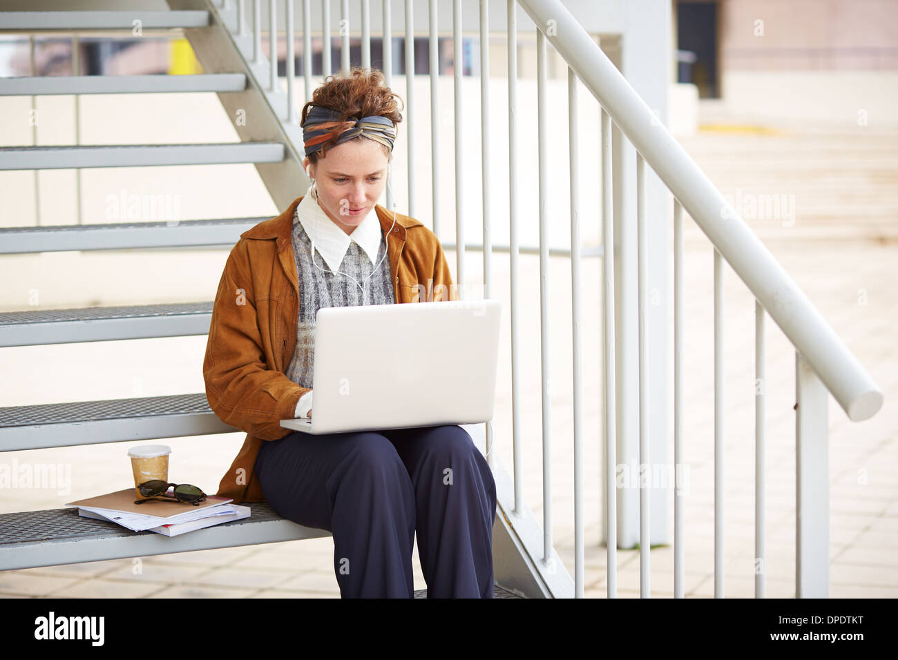 Jeune rousse hipster femme étudiant en utilisant un ordinateur à l'université campus Banque D'Images