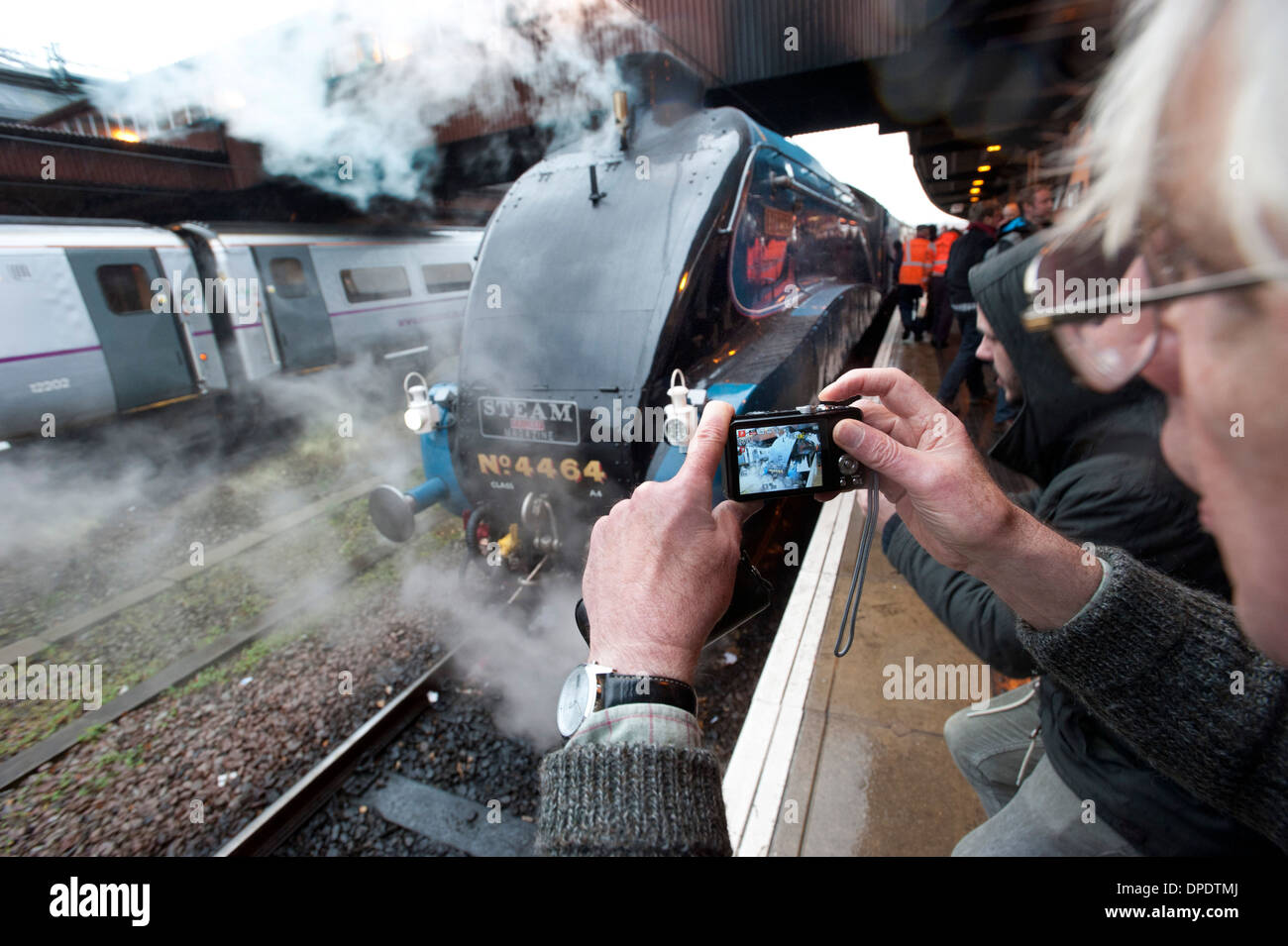 Trainspotting à York station en 2013 comme un vieux classique A4 machine à vapeur arrive. Banque D'Images